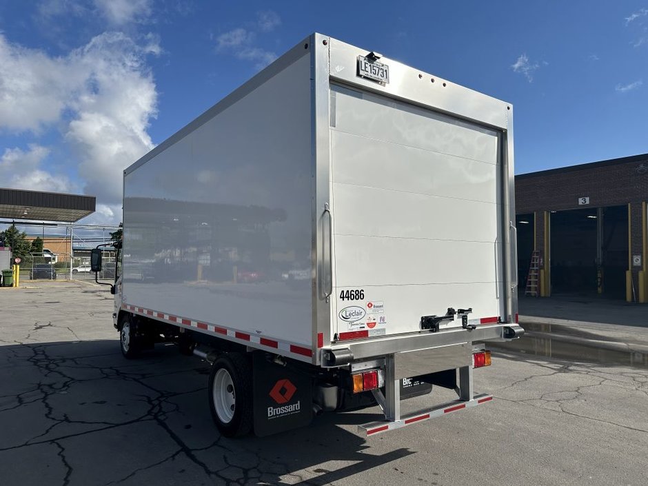 Camion porteur réfrigéré à 6 roues de classe 5 en location court terme chez Location Brossard