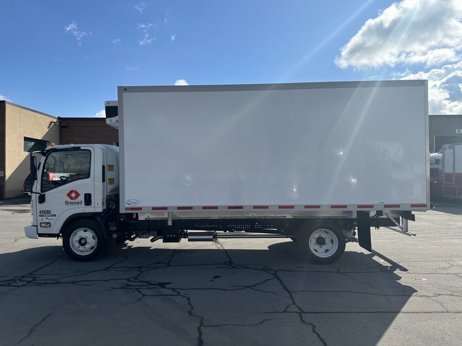 Camion porteur réfrigéré à 6 roues de classe 5 en location court terme chez Location Brossard