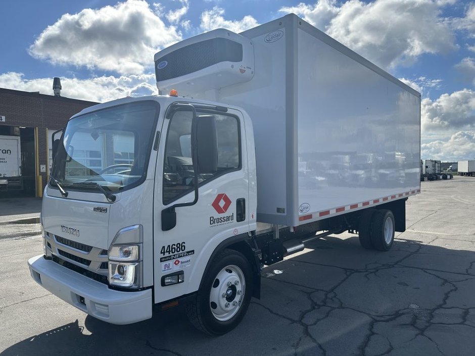 Camion porteur réfrigéré à 6 roues de classe 5 en location court terme chez Location Brossard