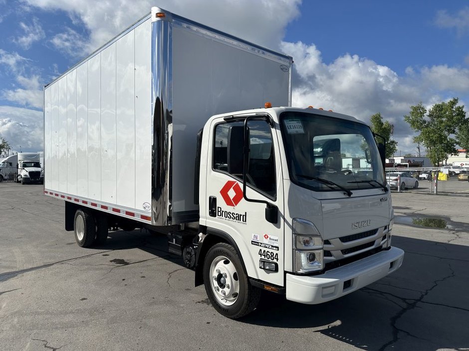 Camion porteur à 6 roues de classe 5 en location court terme chez Location Brossard