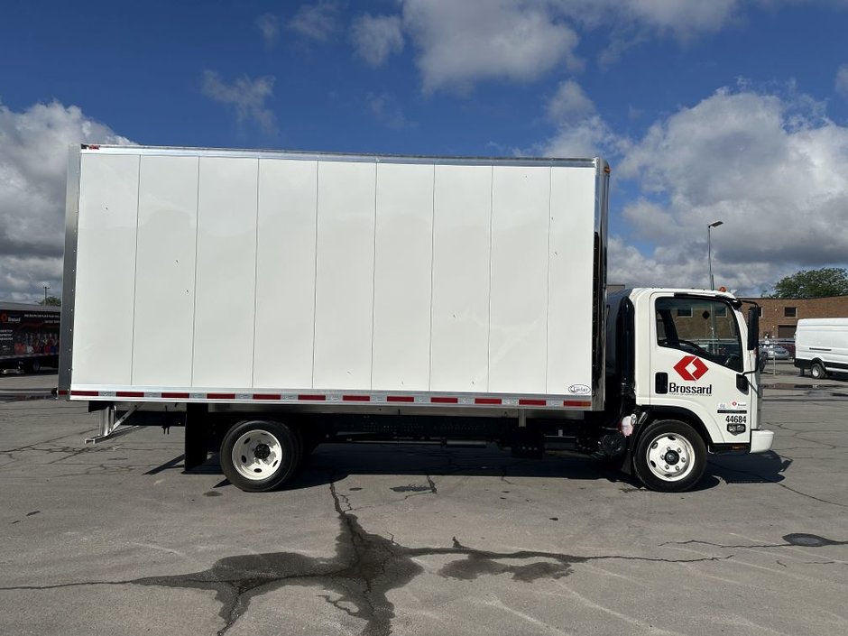 Camion porteur à 6 roues de classe 5 en location court terme chez Location Brossard