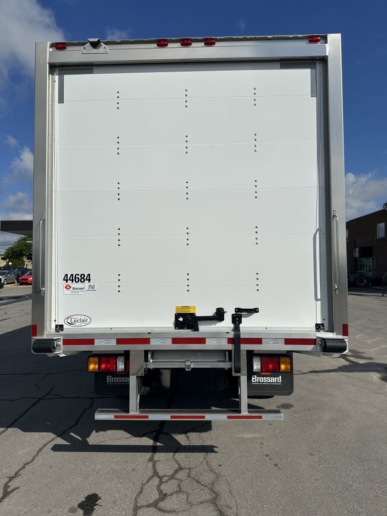 Camion porteur à 6 roues de classe 5 en location court terme chez Location Brossard