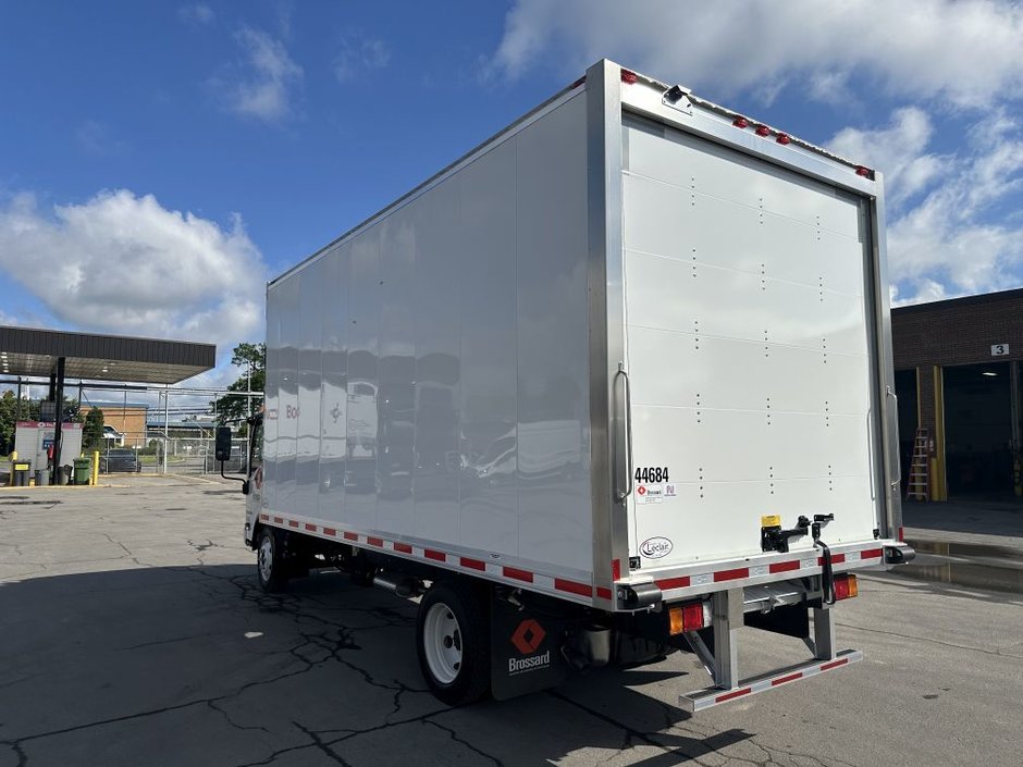 Camion porteur à 6 roues de classe 5 en location court terme chez Location Brossard