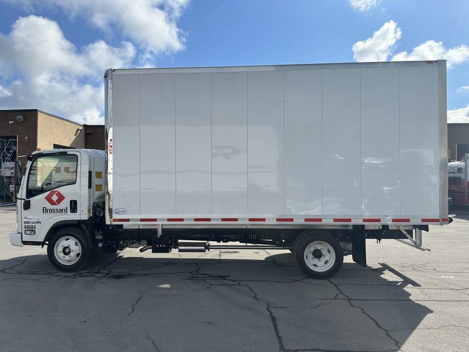 Camion porteur à 6 roues de classe 5 en location court terme chez Location Brossard