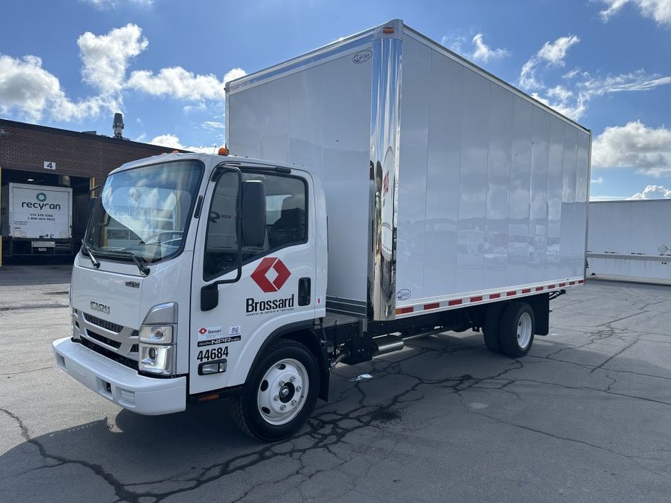 Camion porteur à 6 roues de classe 5 en location court terme chez Location Brossard