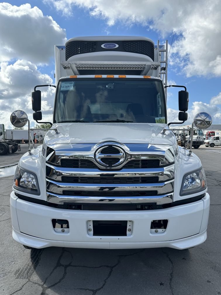 Class 3 6-wheel refrigerated straight truck for short-term rental at Location Brossard