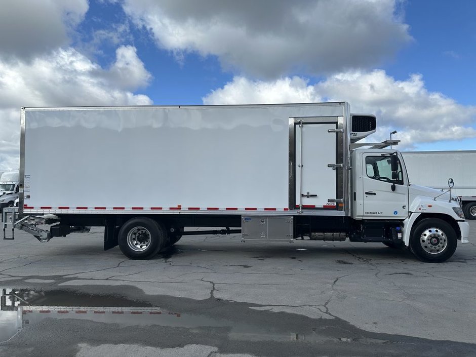 Class 3 6-wheel refrigerated straight truck for short-term rental at Location Brossard