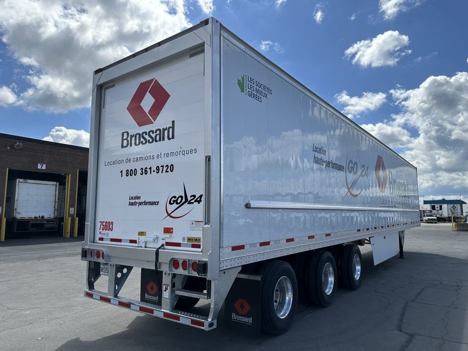 Tridem axle refrigerated trailer for short-term rental at Location Brossard