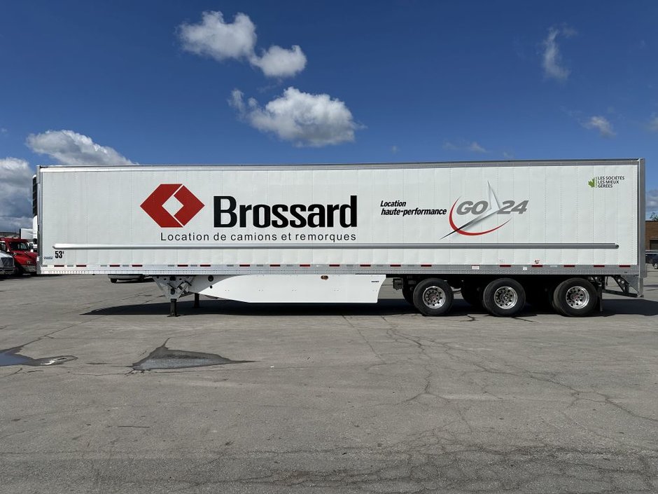 Tridem axle refrigerated trailer for short-term rental at Location Brossard