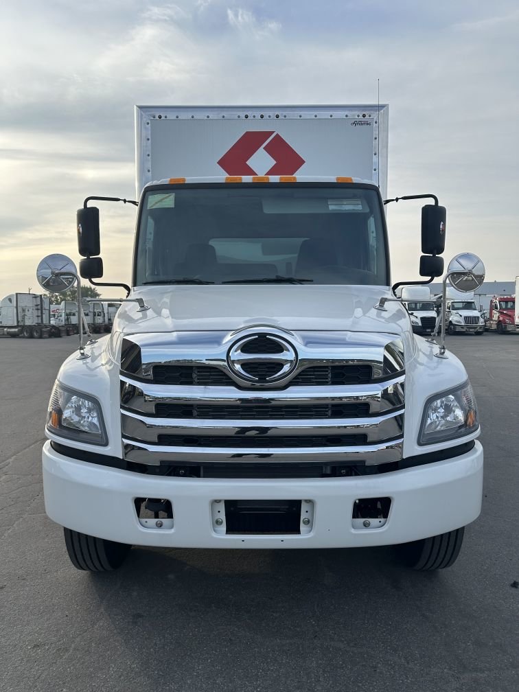 Class 3 6-wheel straight body truck for short-term rental at Location Brossard