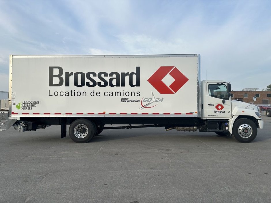 Class 3 6-wheel straight body truck for short-term rental at Location Brossard