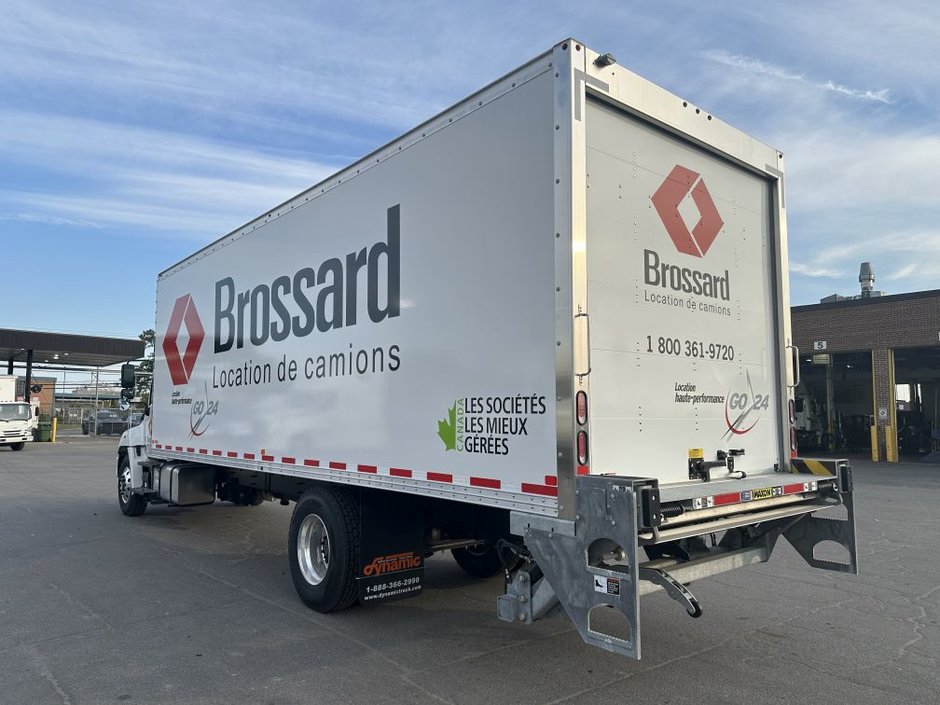 Class 3 6-wheel straight body truck for short-term rental at Location Brossard