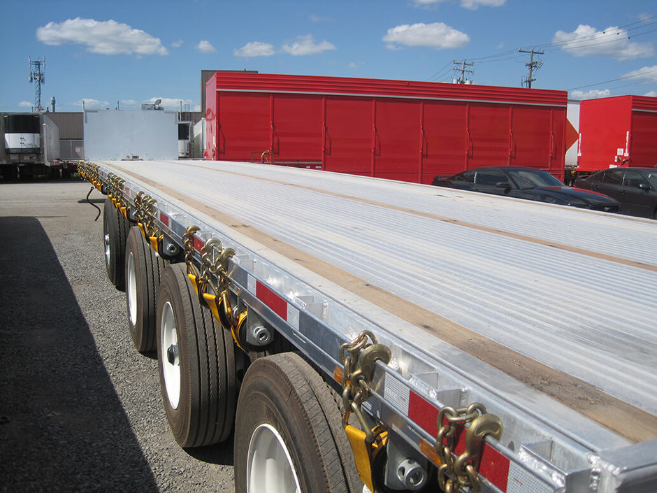 Quad-axle flatbed with a self steering for short-term rental at Location Brossard
