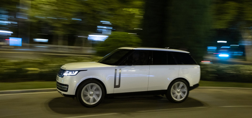 What sets the 2023 Range Rover apart from the new BMW X7?