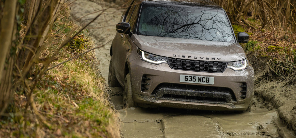 Choisir entre le Land Rover Discovery 2025 et le Jaguar F-Pace : un guide pour les familles actives