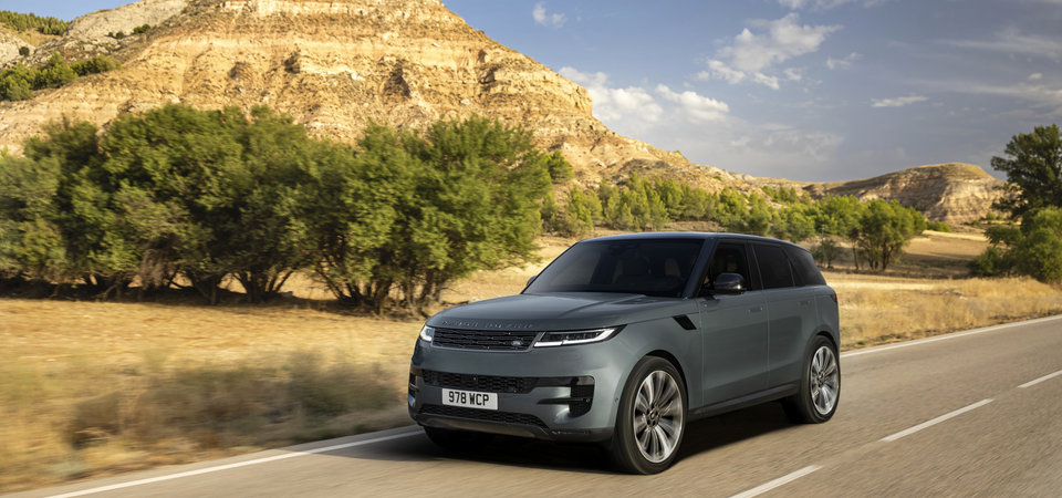 2025 Range Rover Sport vs. 2025 Porsche Cayenne: Which Luxury SUV Owns Montreal's Roads?