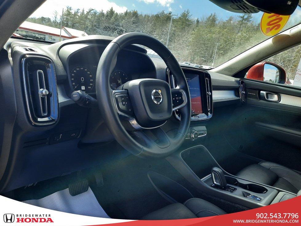 2019 Volvo XC40 Momentum-1