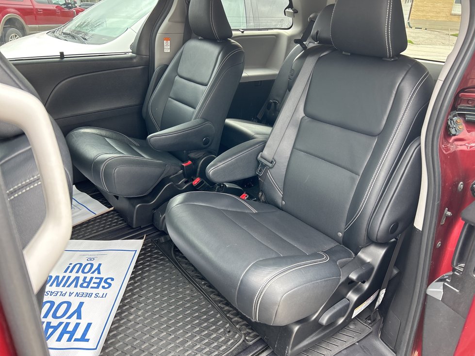 2019 Toyota Sienna SE-8