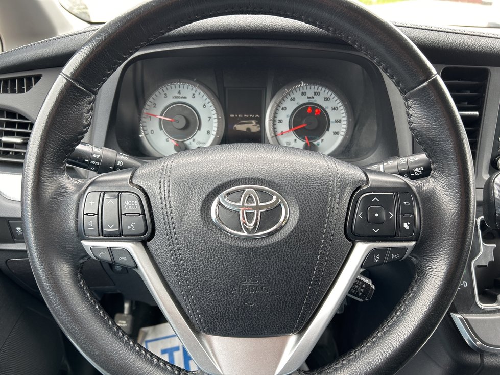 2019 Toyota Sienna SE-13