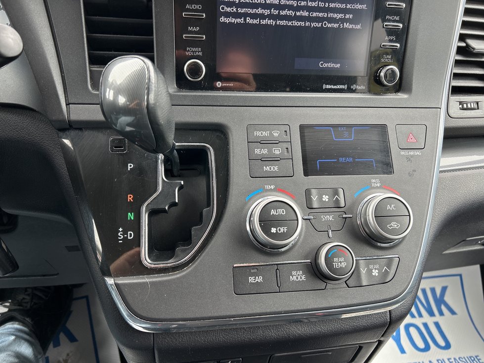 2019 Toyota Sienna SE-16