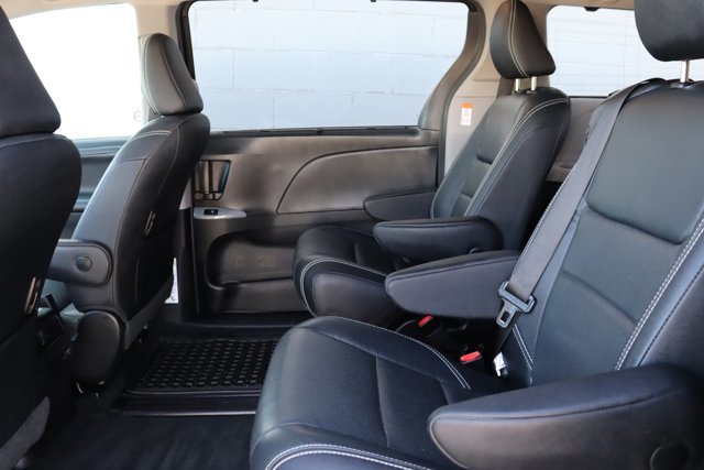 2017 Toyota Sienna SE, 8 Passengers, Leather Heated Front Seats, Bluetooth, Power Sliding Doors, Power Tailgate-7